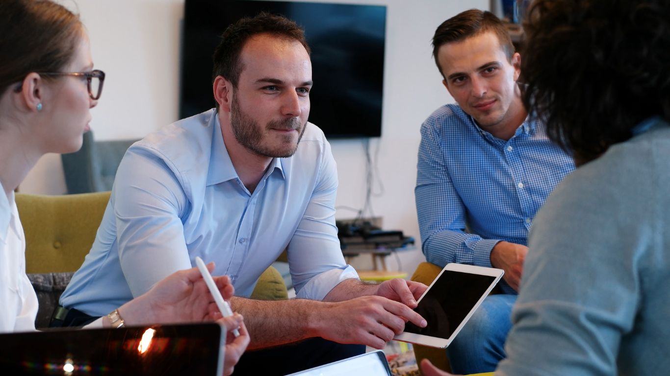 experts-of-manufacturing-consulting-services-meeting-client